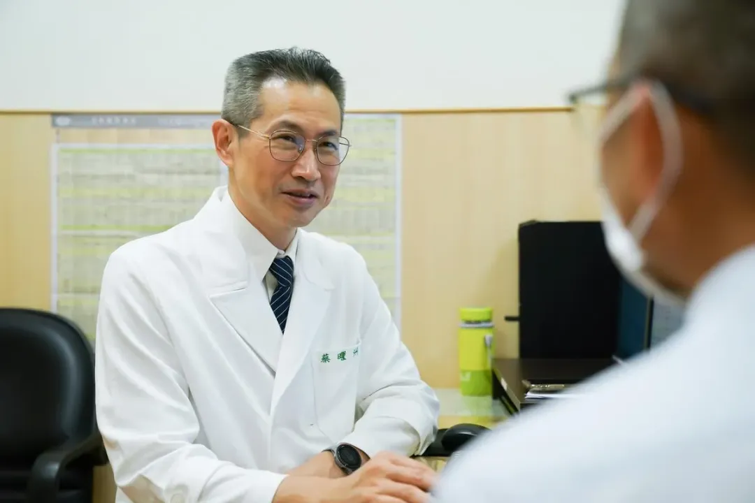 台北慈濟醫院泌尿科主任蔡曜州看診示意照。（圖／台北慈濟醫院）