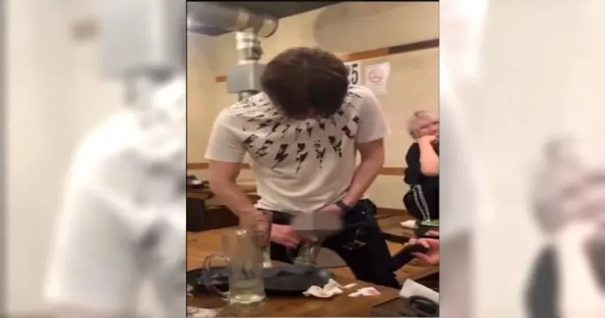 男子在燒肉店當眾露鳥,還在啤酒杯中小便。(圖/X)