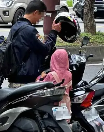 原PO拍下動手的父親、被打的女兒和機車車牌報警。（圖／Dcard）