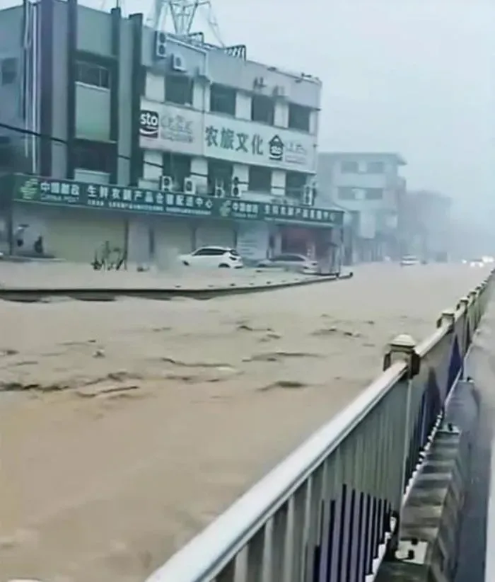 廣東全省13地發布暴雨預警，多地道路淹成河。（圖／翻攝微博）
