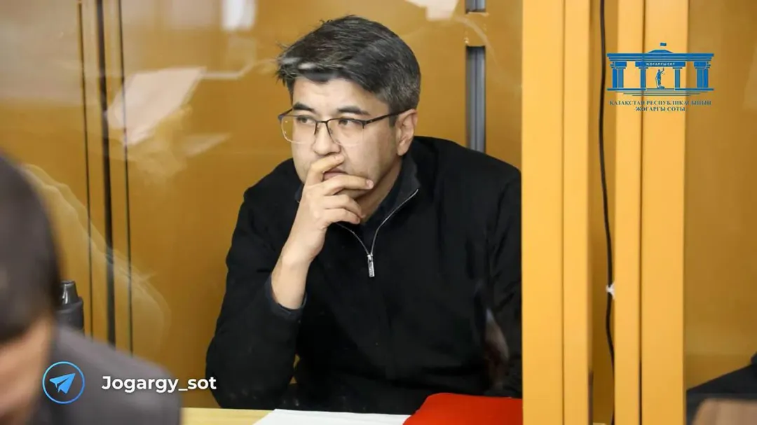 哈薩克前經濟部長比西姆巴耶夫犯下家暴致死罪行,此案最近正在法院審理中。(圖/美聯社)