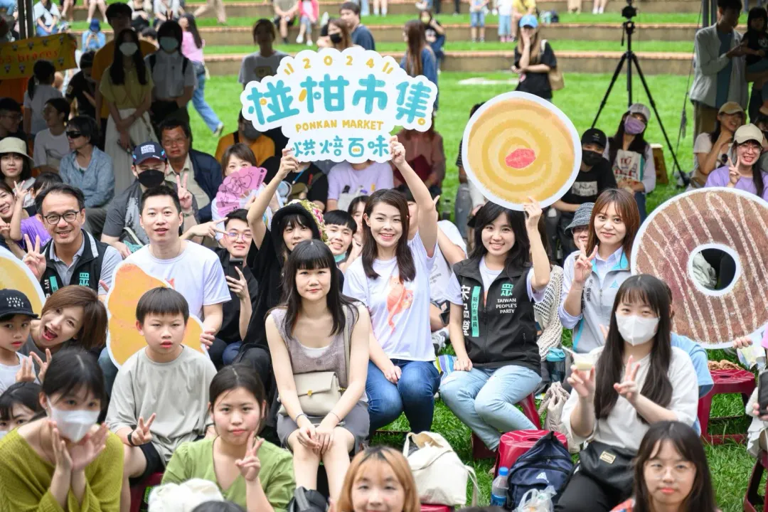新竹市長高虹安出席「椪柑市集．烘焙百味」活動，並與市民合影。(圖/新竹市府提供)