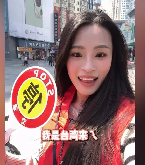 「小蕎妹吖」擔任交通志工。（圖／抖音「小蕎妹吖」）