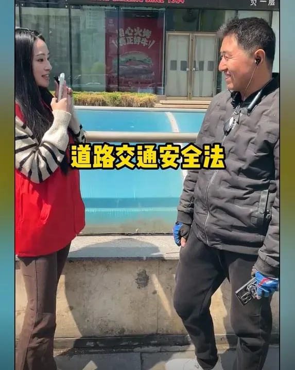「小蕎妹吖」抓違規的大叔。（圖／抖音「小蕎妹吖」）