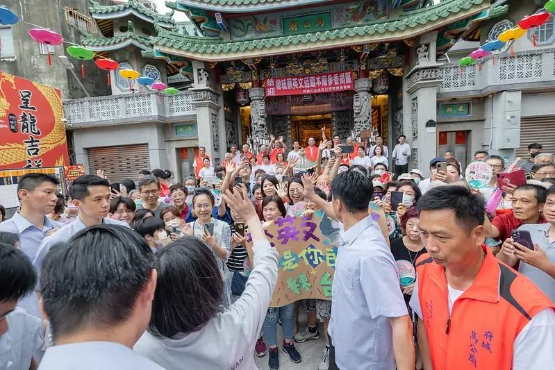 蔡英文與民眾互動。(圖/翻攝總統府官網)