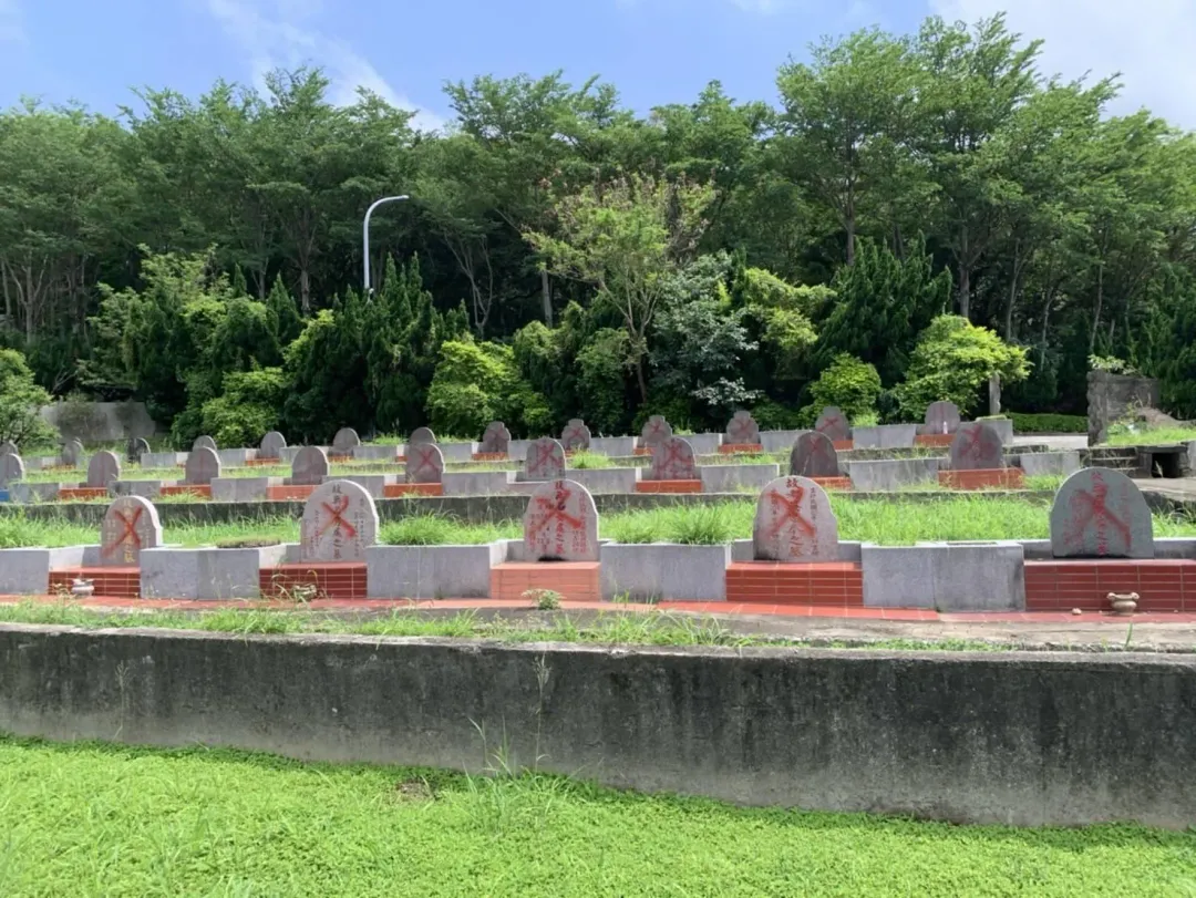 有家屬掃墓時發現,新竹市示範公墓十餘個墓碑竟遭人惡意使用紅漆畫上叉。(圖/民眾提供)
