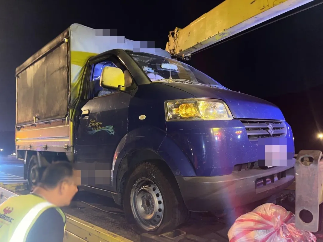 小貨車因不慎輾壓到車體碎片造成車輛爆胎。（圖／中天新聞）