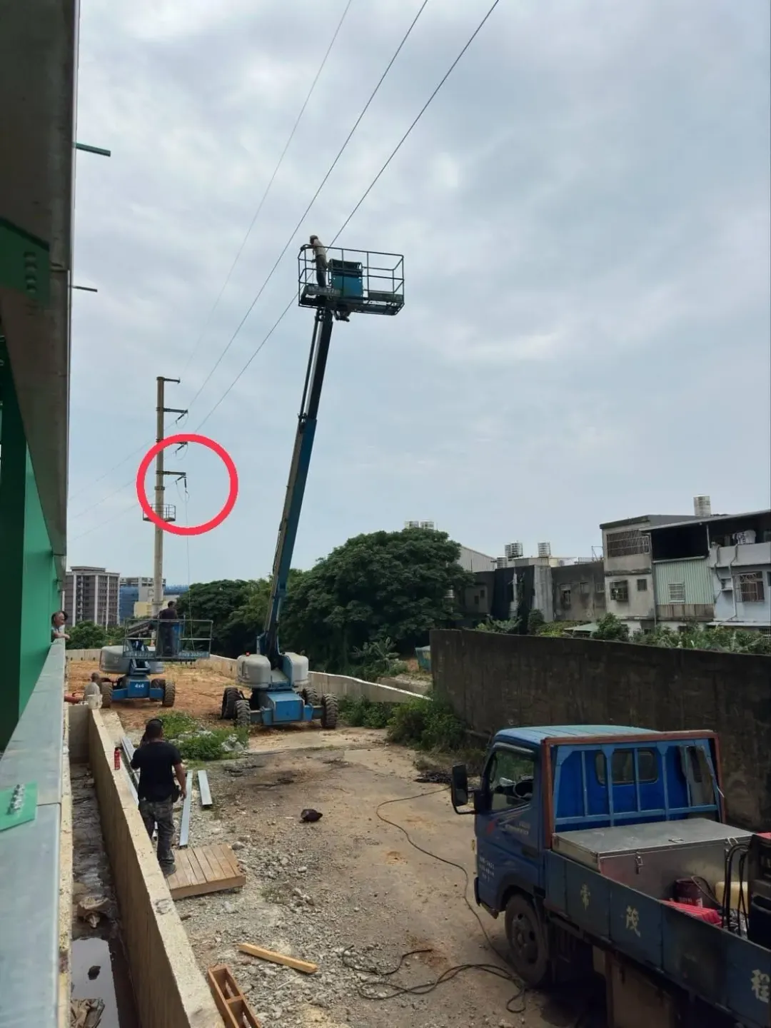 民間高空作業車碰觸69kV輸電線,造成斷線停電。(圖/台電提供)