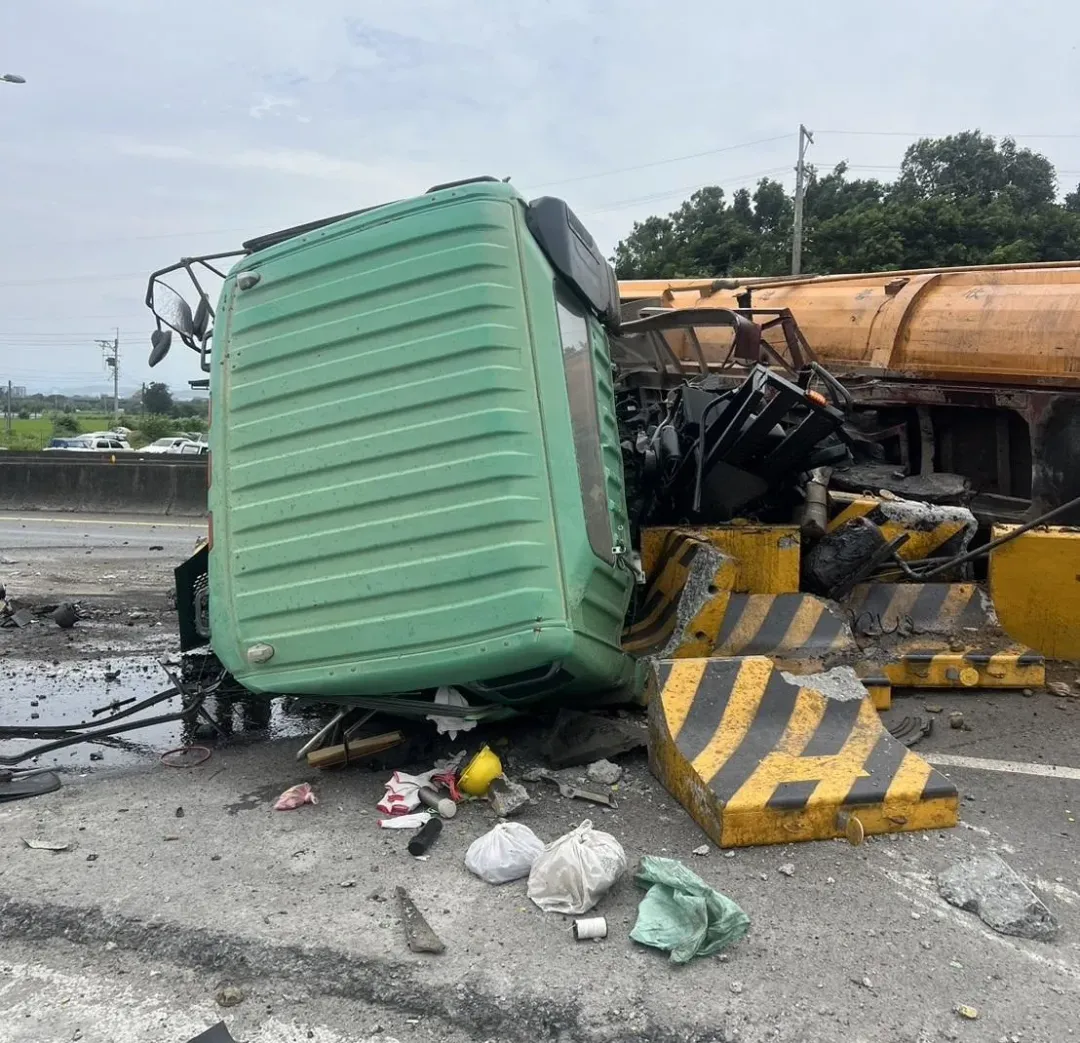 車頭裡的物品散落一地。(圖/翻攝自記者爆料網)