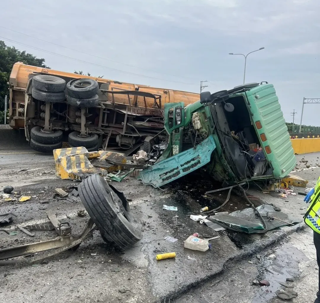 台61線南下竹南路段7日發生聯結車自撞翻車意外,車頭變形且車斗側翻。(圖/翻攝自記者爆料網)