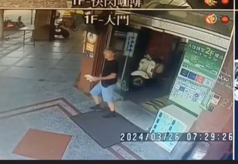 監視器拍到Klaunitzer穿著黑衣、藍褲走出旅館的身影。(圖/警方提供)