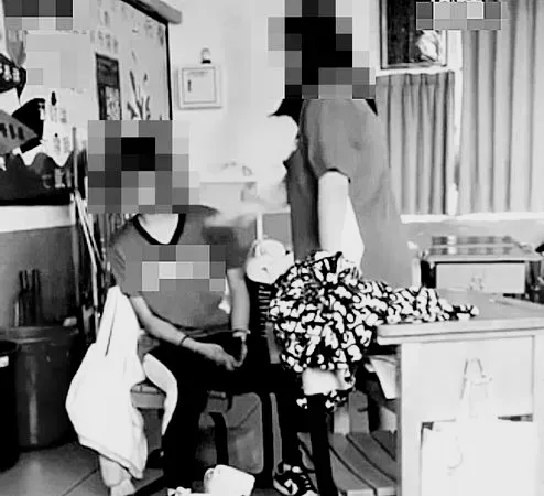桃園市某高中今天傳出霸凌事件。(圖/翻攝自「黑色豪門企業」,照片經變色處理)