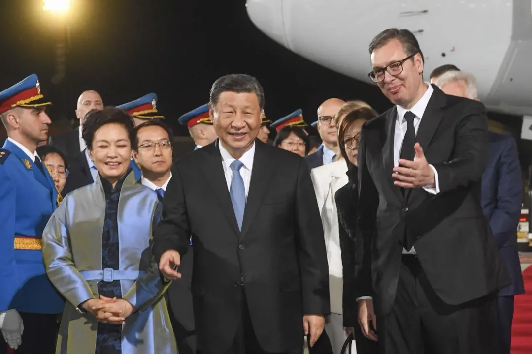 習近平抵達塞爾維亞國是訪問，總統武契奇到機場迎接。（圖／美聯社）