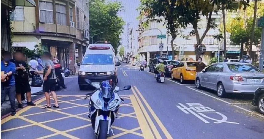 高雄市前鎮區7日傍晚4時55分發生12歲男童違規跑到馬路上,導致雙方發生車禍案件。(圖/翻攝畫面)