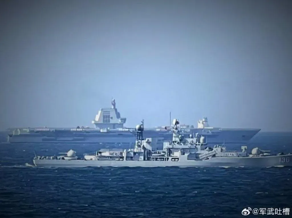 「杭州艦」作為福建艦首次海試護航艦登上熱搜。（圖／翻攝微博「軍武吐槽」）