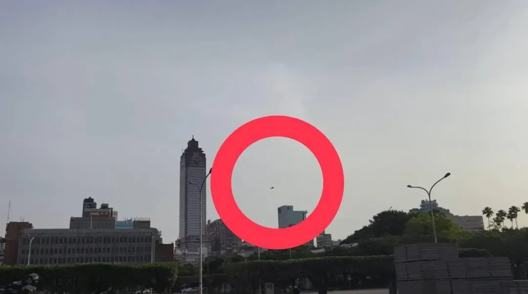 陸航UH-60A黑鷹直升機上午進行520就職典禮路線試飛（攝自國防部發言人臉書）
