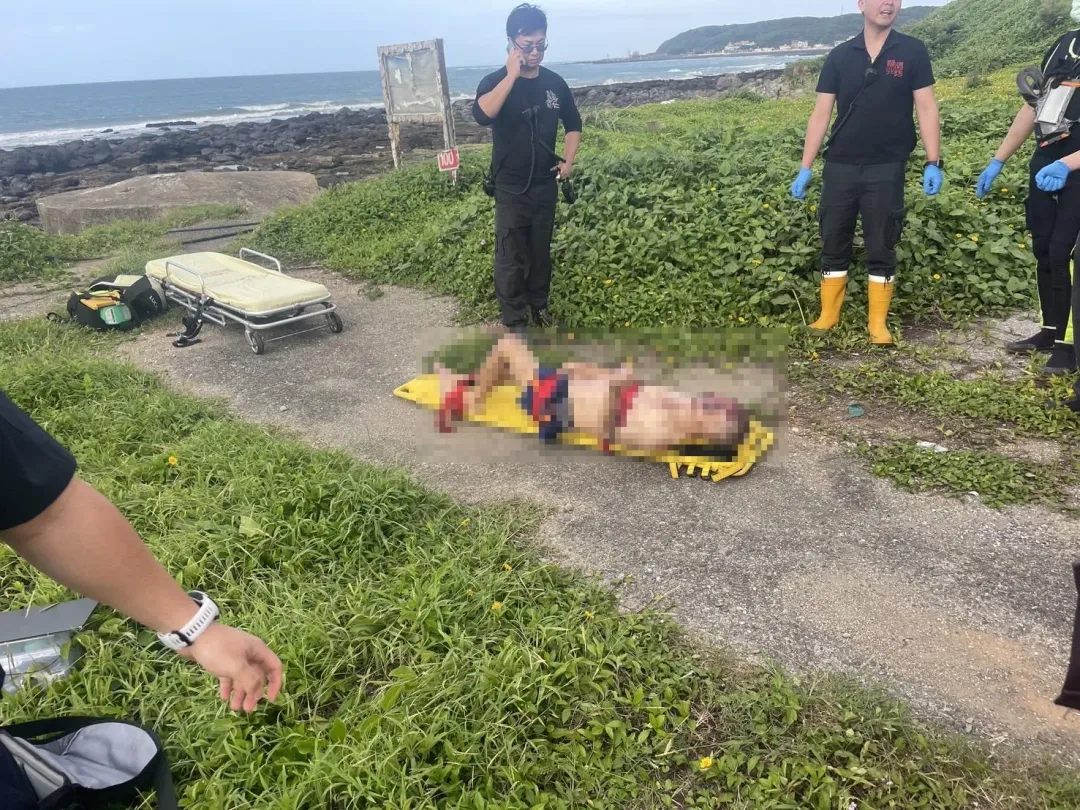 年約60歲男子,趴臥沙灘上,平頭、身著藍色運動短褲,未穿上衣及鞋子,大體出現屍斑明顯死亡,頭部及身體有多處挫擦傷。(圖/民眾提供)