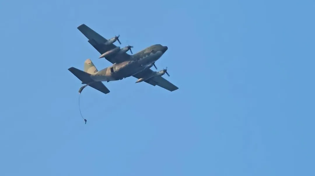 陸軍空降訓練中心在屏東大鵬灣海域執行跳傘訓練(攝自中天新聞)