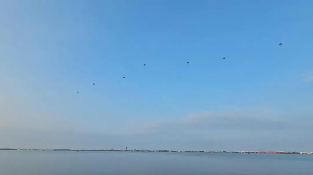 陸軍空降訓練中心在屏東大鵬灣海域執行跳傘訓練(攝自中天新聞)