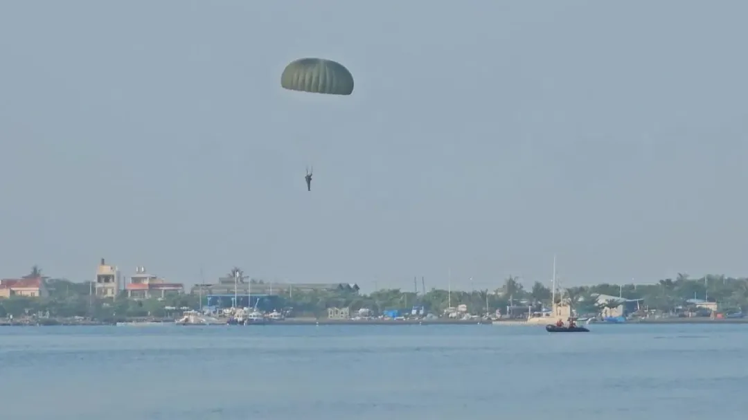 陸軍空降訓練中心在屏東大鵬灣海域執行跳傘訓練(攝自中天新聞)