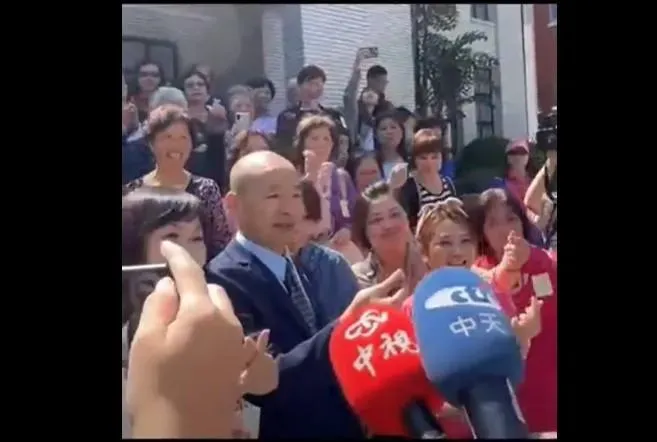 立法院長韓國瑜與民眾合影。(圖/中天新聞)