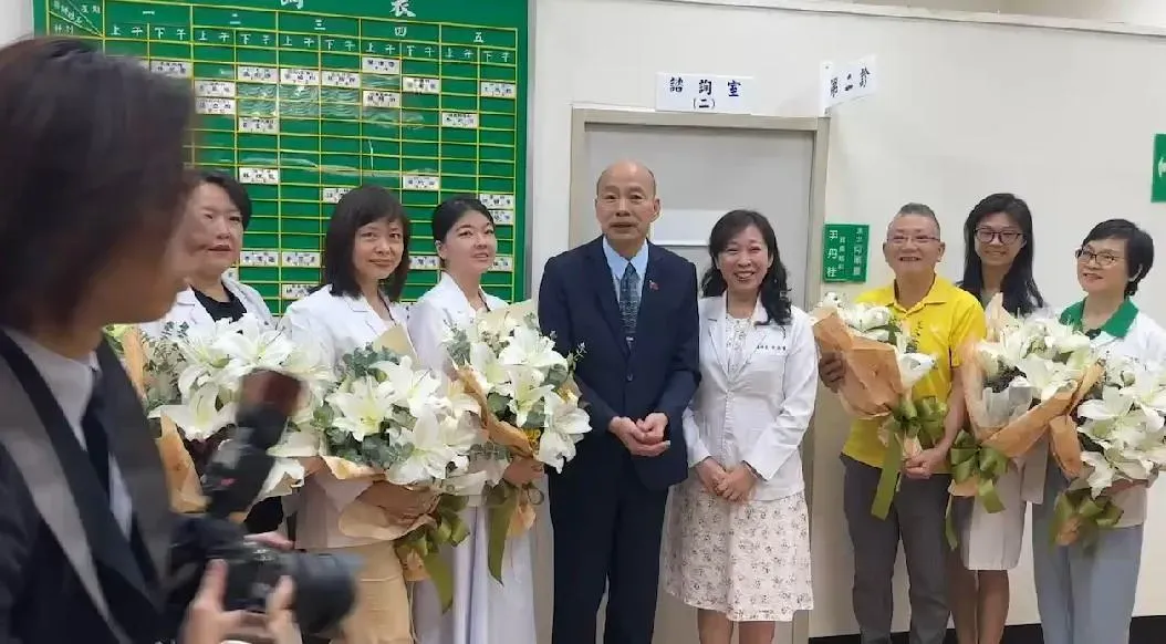 立法院長韓國瑜與醫務室同仁合影。(圖/中天新聞)