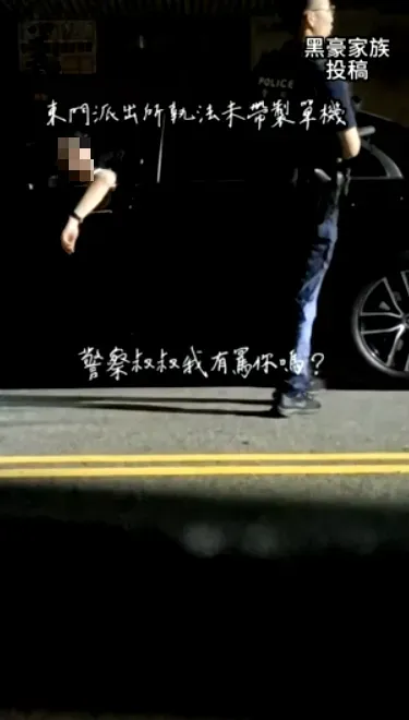 男駕駛不滿警方非執交通勤,不願配合駛離。(圖/黑色豪門家族)