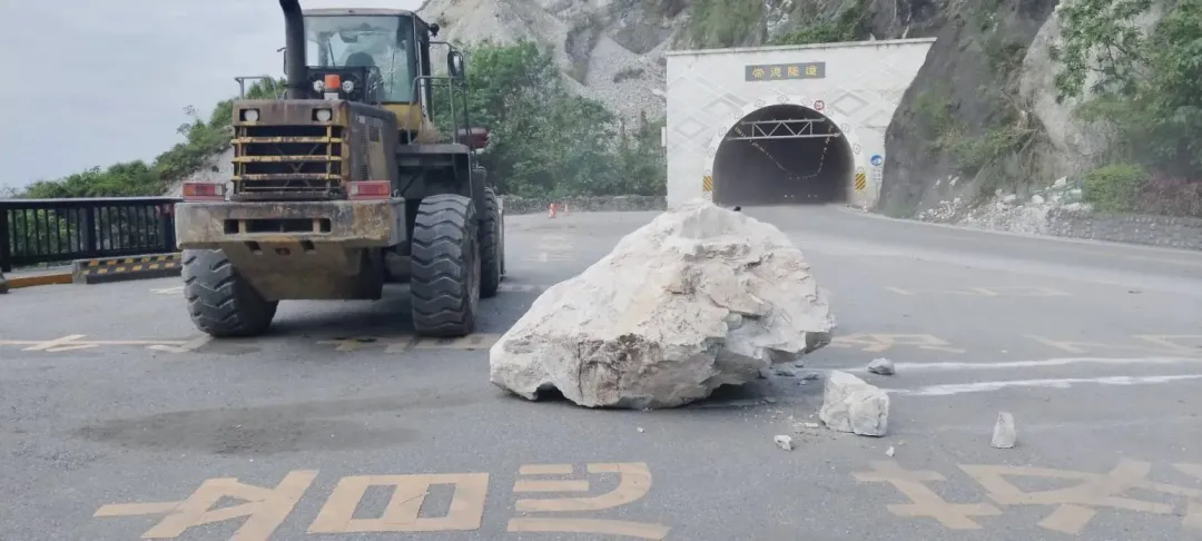 花蓮縣秀林鄉台9線崇德隧道前10日再度發生驚險落石。（圖／民眾提供）