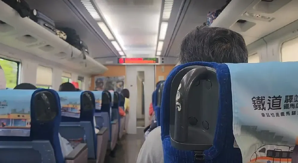 台鐵提醒,列車上緊急按鈕係提供車廂內旅客突發緊急狀況或危安事件時,可即時通報乘務人員,以利後續緊急應變處置作為。(示意圖/資料照)