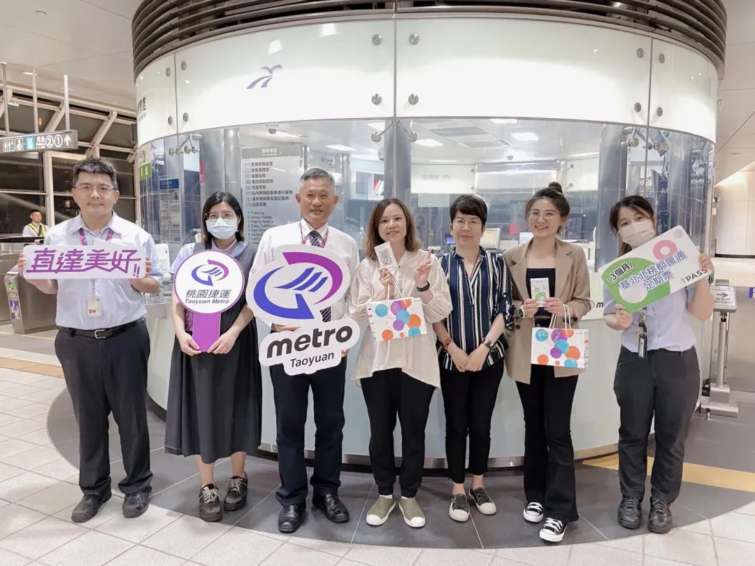 當日協助救援的A2三重站站長吳珮伃、副站長鄭翰鴻、郭凌毓等人一同合影。(圖/中天新聞)