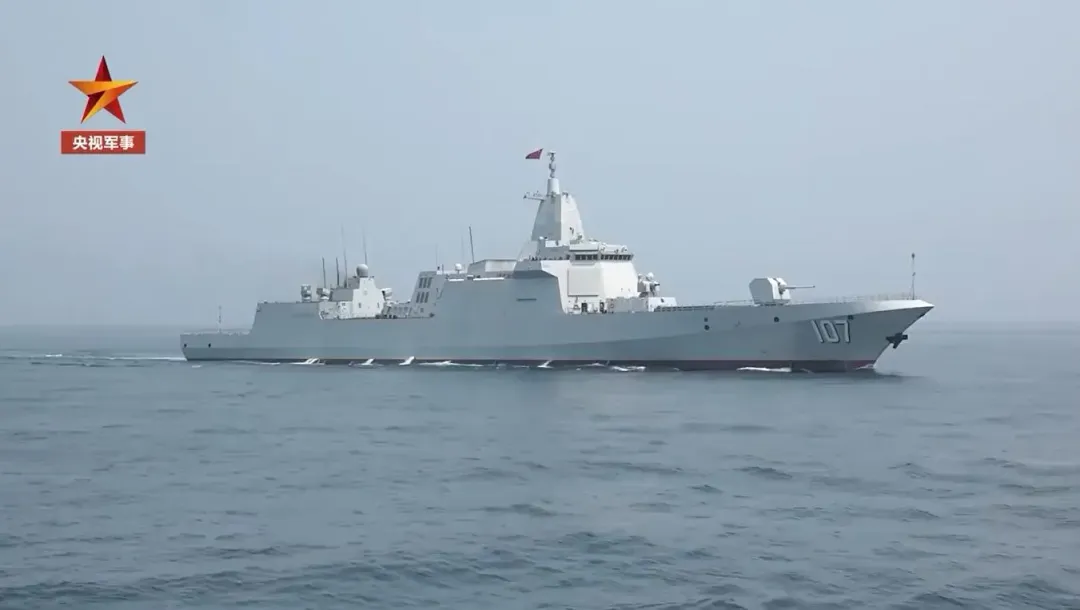 美菲南海肩並肩演習,解放軍派「055型萬噸大驅遵義艦」實戰演練。(圖/翻攝央視軍事)