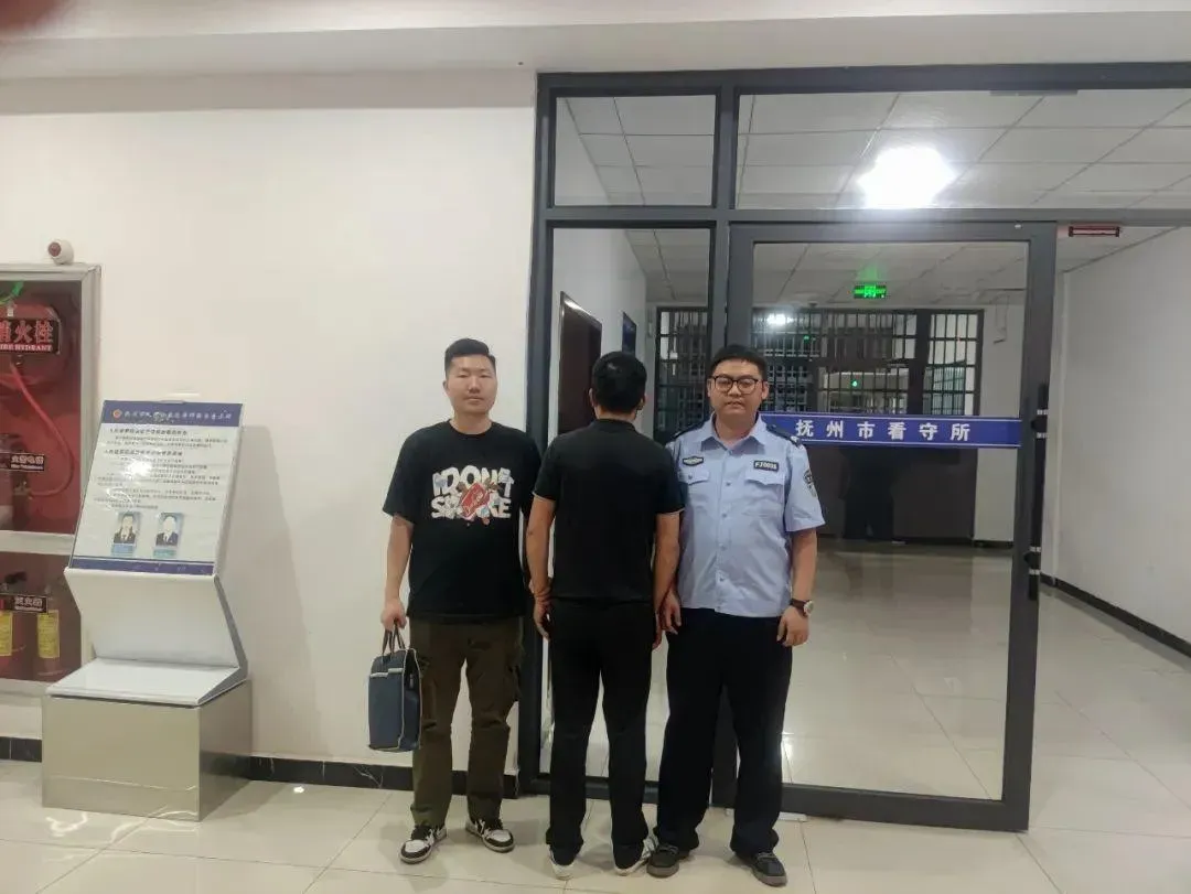 堯某(中)自首坦言想把錢拿去投資又擔心妻子不答應才出此下策。(圖/翻攝新法治報)