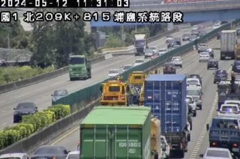 事故佔2內側車道，回堵2公里。（圖／翻攝自警廣即時報）