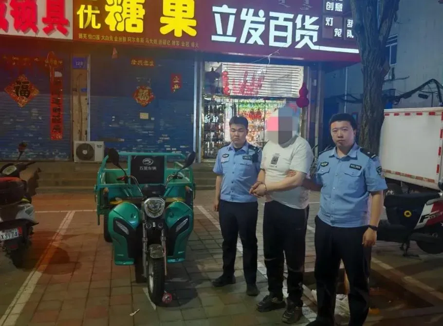 劉姓男子（中）被逮後供稱偷車後放在自家院子欣賞。（圖／翻攝金羊網）