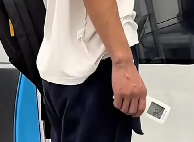 有民眾於日前搭捷運時,發現一名男乘客疑似睡過頭,不僅衣服跟褲子都穿反,甚至手上還拿著冷氣遙控器。(圖/翻攝自臉書社團「爆廢1公社」)
