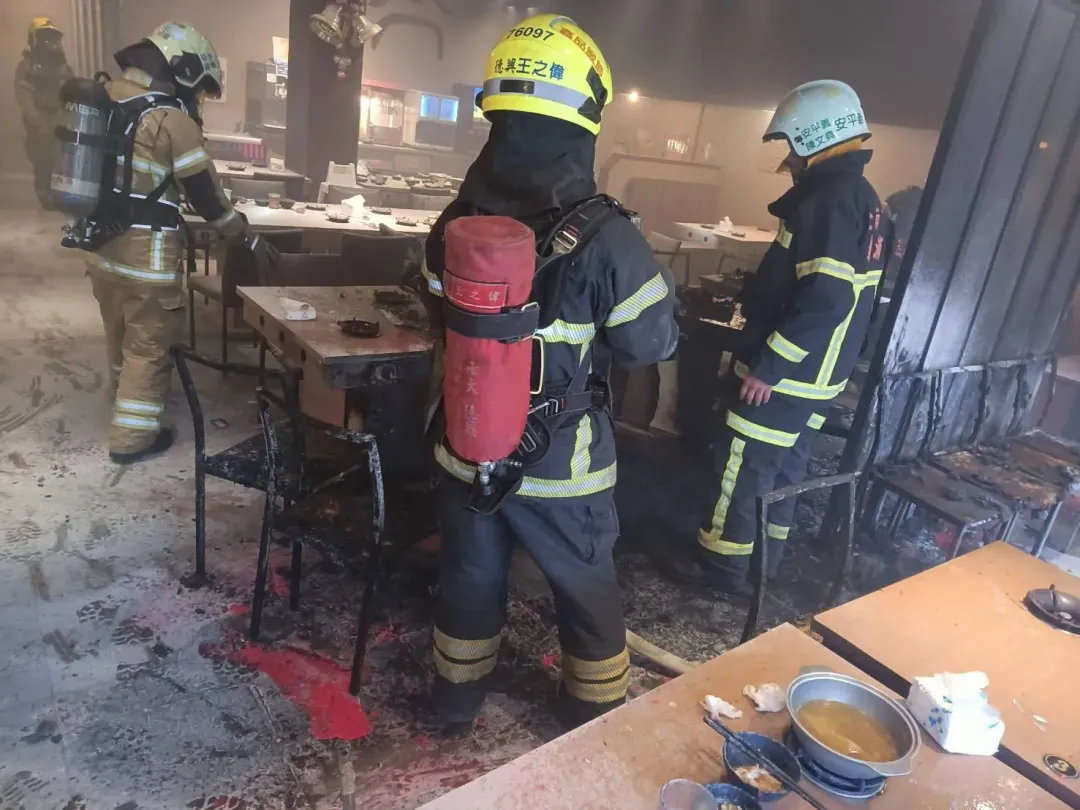 37歲陳男在郡平路前與火鍋店店主起糾紛，拿鐵鎚從店內敲破玻璃，並潑漆導致油漆揮發。（圖／民眾提供）