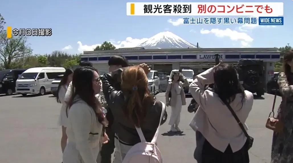 山梨縣富士河口湖超商成拍攝富士山熱點後，當地決定設置黑色布幕遮擋美景。（圖／翻攝NNN）