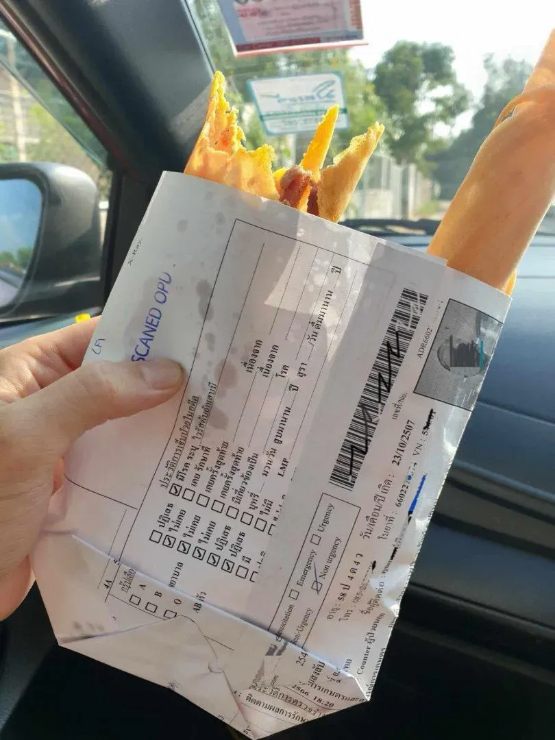 泰國一名網友驚見攤販用「病歷單」裝食物,病患居然還感染B型肝炎。(圖/翻攝FB@หมอแล็บแพนด้า )