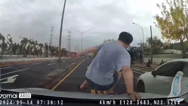 最後還跳到汽車的擋風玻璃上面。（圖／翻攝自社會事新聞影音）