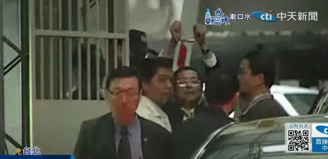 資深媒體人林裕豐舉當年陳水扁高舉雙手上銬為例提醒柯文哲先別高興得太早。(資料照/中天新聞)