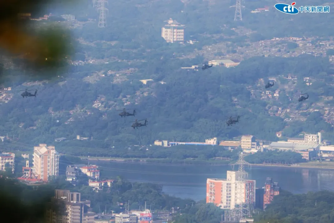 520就職大典全兵力預演,4架AH-64E阿帕契攻擊直升機、3架AH-1W超級眼鏡蛇攻擊直升機飛越大台北上空。(圖/記者李俊毅攝)