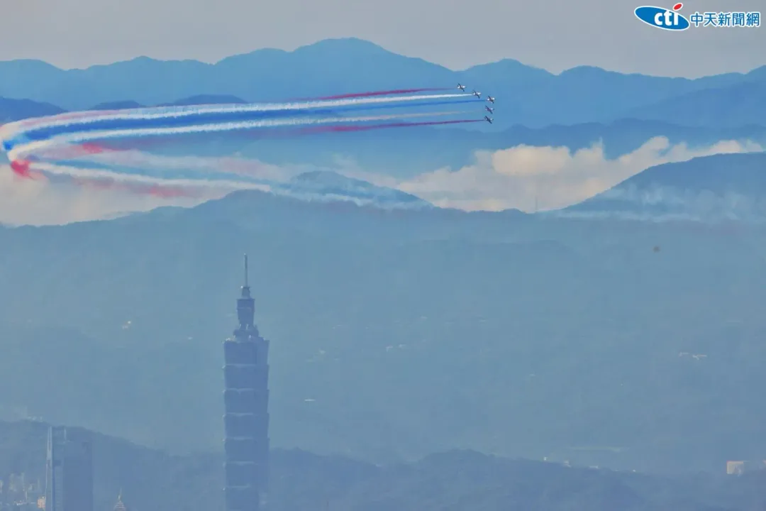 就職大典全兵力預演,空軍雷虎小組的5架AT-3教練機7時29分壓軸,飛越總統府上方後,與台北101同框,施放藍、白、紅3色彩煙,場面壯觀。(圖/記者李俊毅攝)