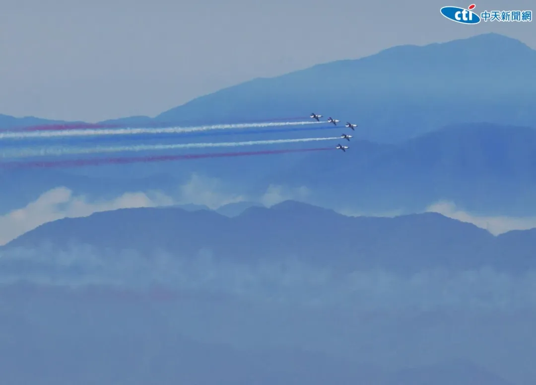 就職大典全兵力預演,空軍雷虎小組的5架AT-3教練機,施放藍、白、紅3色彩煙,飛越台大北上空,場面壯觀。(圖/記者李俊毅攝)