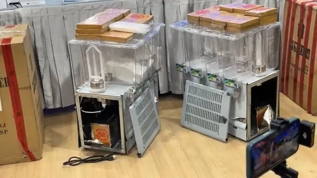 記者會現場展示運毒用的飲料機（圖／翻攝FB@泰國肅毒委員會）