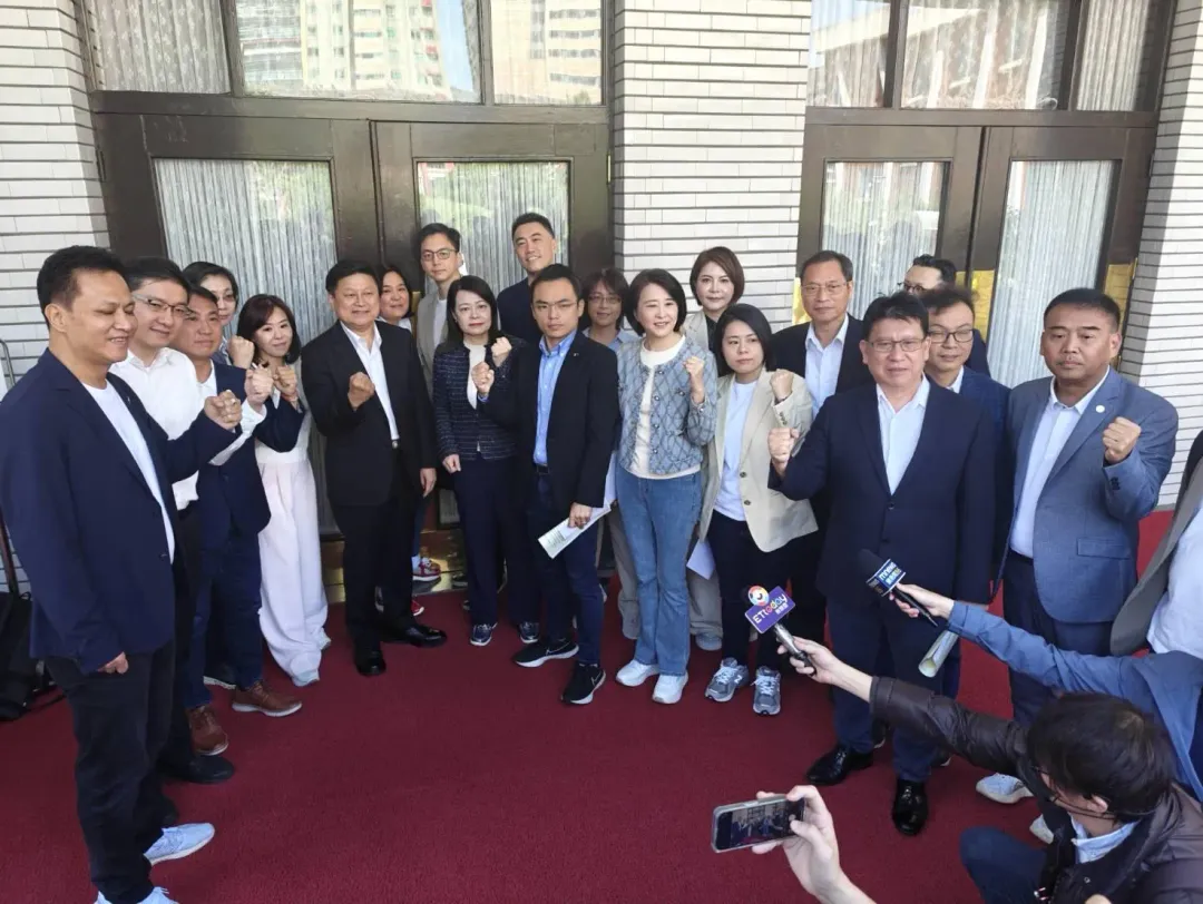 國民黨黨團總召傅崐萁今(15)日偕同多位黨籍立委在立法院議場門口召開記者會。(圖/中天新聞)