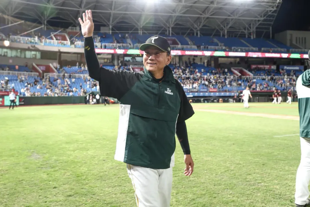台鋼雄鷹總教練洪一中昨日聽聞體育署預算遭砍11億元,結果資深媒體人黃揚明表示洪總是被帶風向了。(圖/翻攝自台鋼雄鷹臉書)