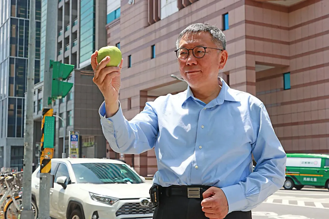 柯文哲手拿芭樂大喊上街頭拒絕芭樂票。(圖/民眾黨提供)