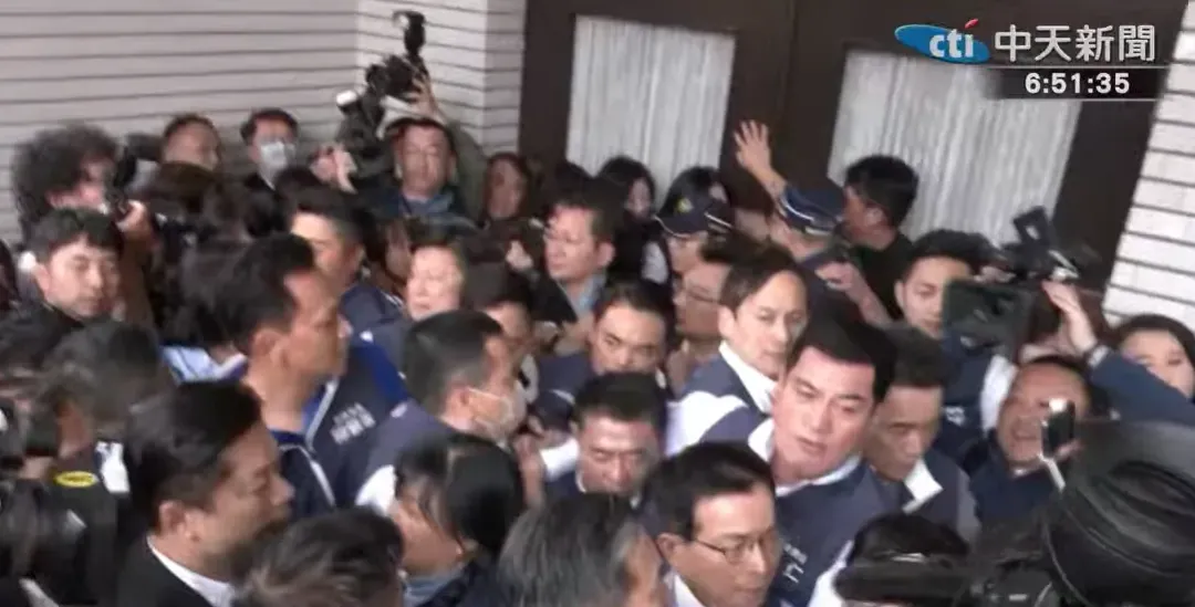 立法院今早爆發激烈衝突。(圖/中天新聞)