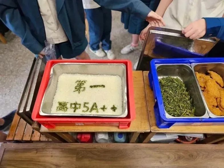 弘道國中特製5A++特餐(圖/翻攝自弘道國中社團)