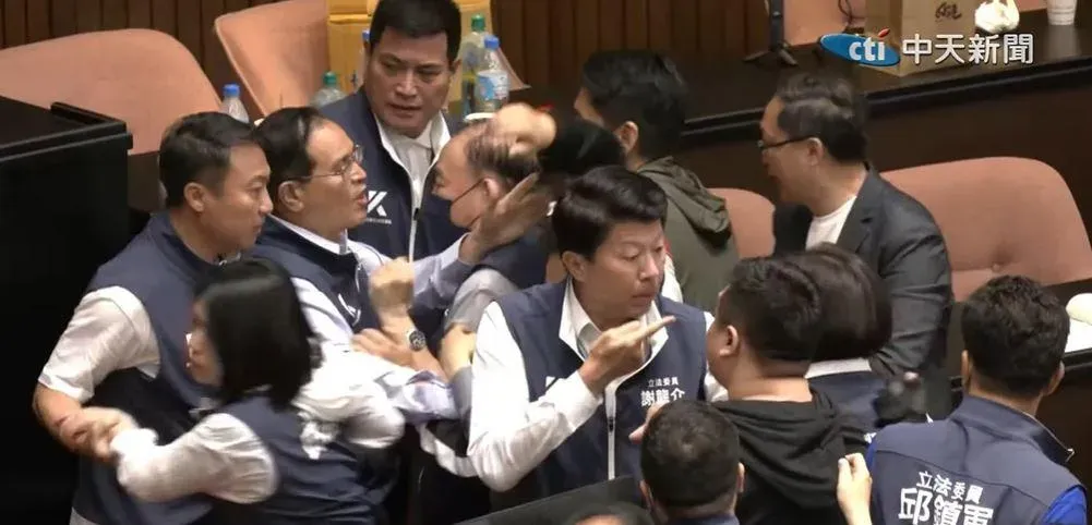 綠委想趁國民黨立委防線薄弱時攻佔主席台,但仍無法成功。